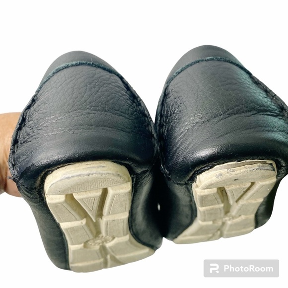 UGG Women's Flores Black Leather Moccasin Flats Size 7.5 round toe slip on flats - Picture 7 of 12